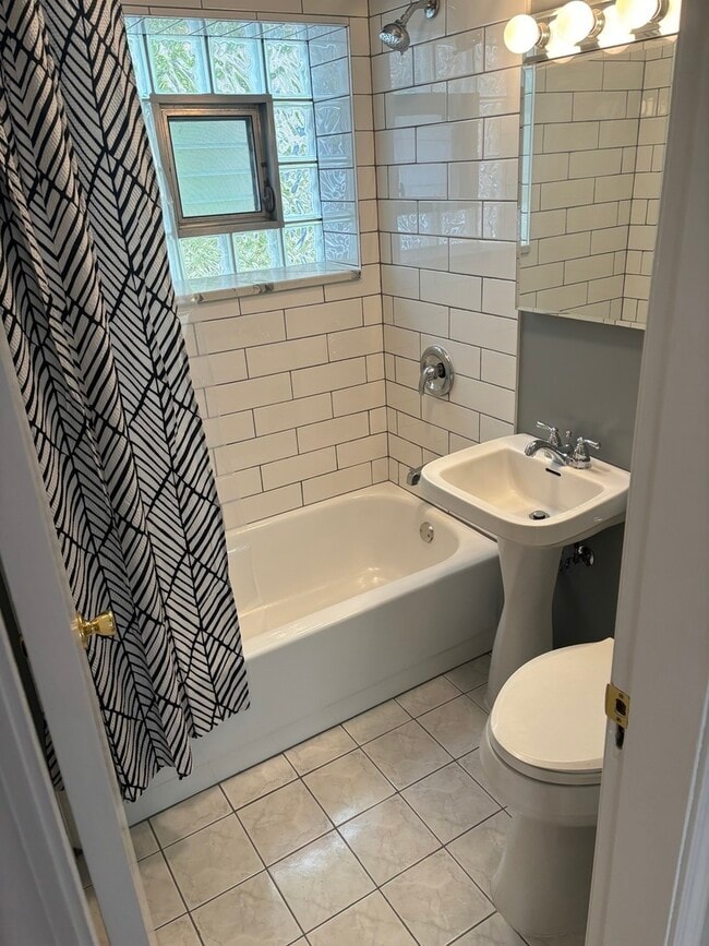 Building Photo - 5537 N Luna Ave