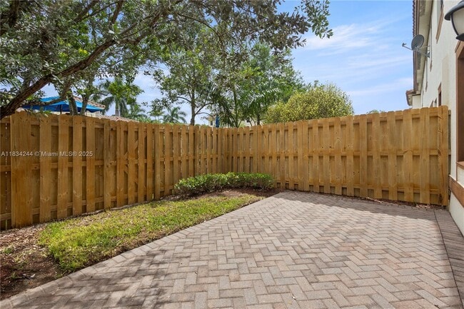 Building Photo - 9600 Town Parc Cir N