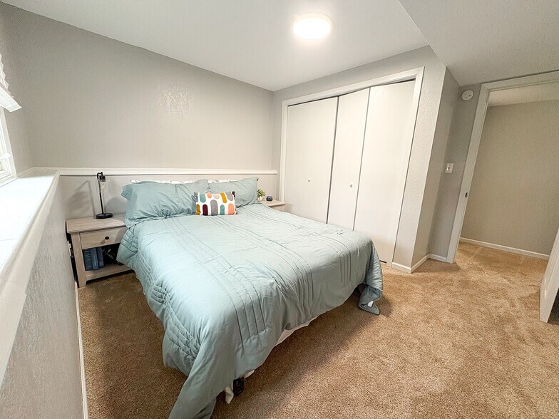 Building Photo - 2418 Marquette Dr