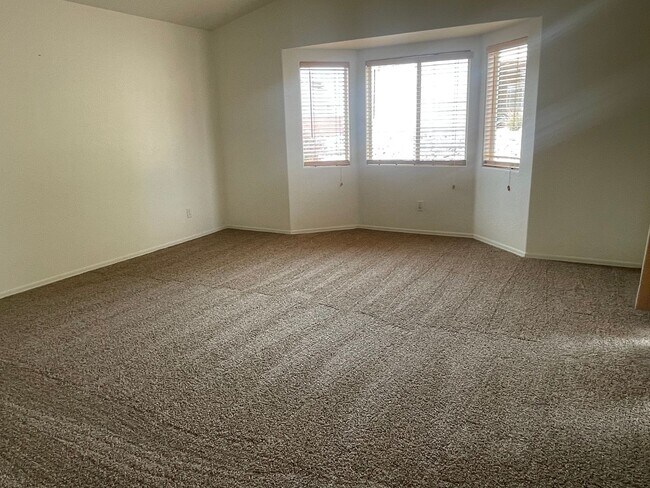 Building Photo - Occupied Do not disturb Tenant - 2 Bedroom...