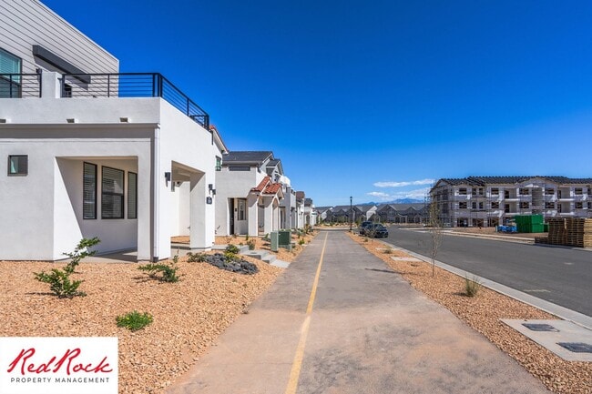 Building Photo - Stand Alone Home In Desert Color