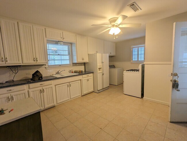 Building Photo - 3 Bed 1 Bath, Arkansas Side