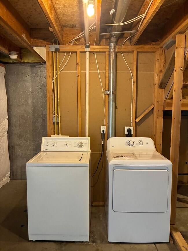 Building Photo - Great Location! Attractive 3 Story Condo