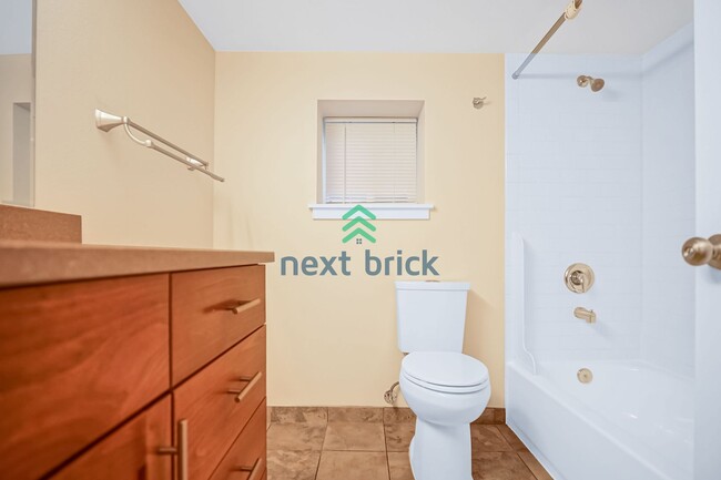 Building Photo - Charming 1-bedroom, 1-bathroom unit in Gre...