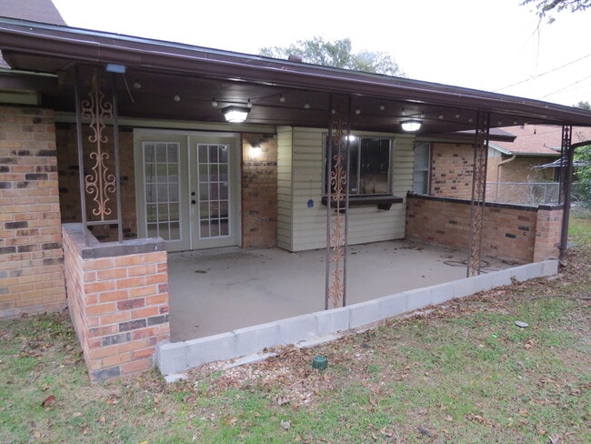 Building Photo - 414 W Voelter Ave