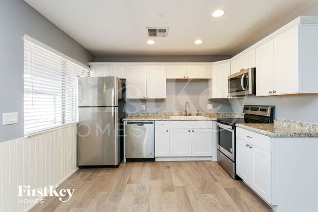 Building Photo - 328 E Balboa Dr