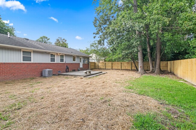 Building Photo - 5 Fairway Ln