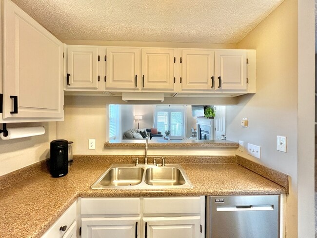 Building Photo - Condo with Convenient Location!