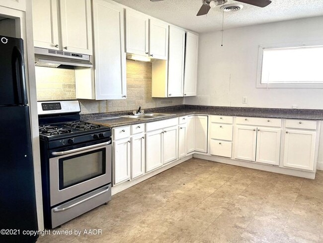 Building Photo - 2 bed/ 1 bath full stucco home with fenced yard