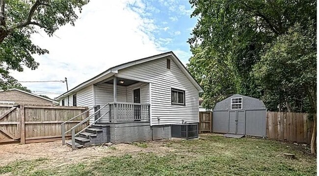 Building Photo - 225 Charlesvoix Ave