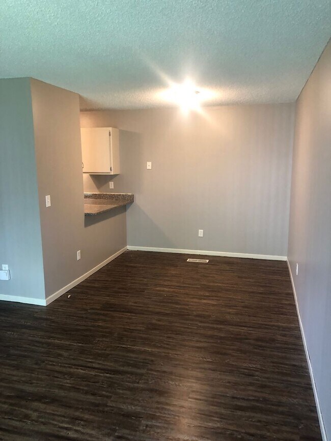 Building Photo - Main Floor Condo Available September 1, Up...