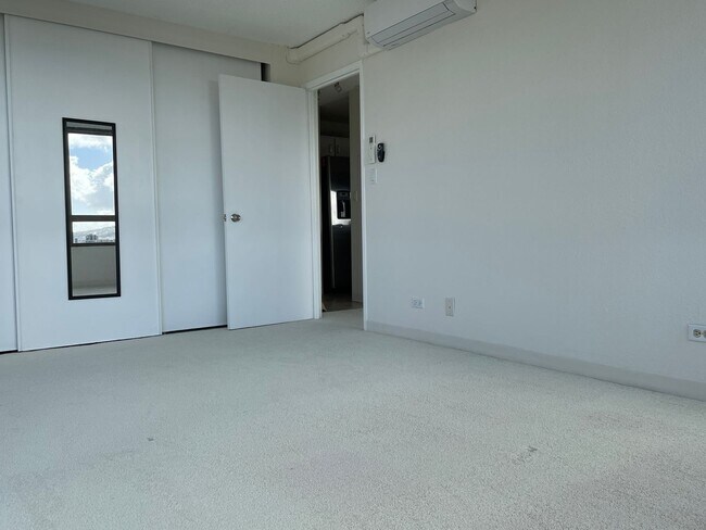 Building Photo - 4 Months of Discounted Rent! Sunny, 8th Flr Unit in Boutique Building with Gorgeous Views from Sp...