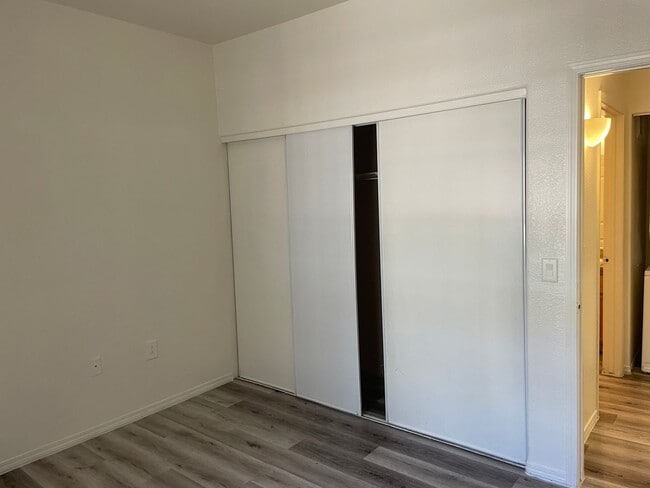 Building Photo - 2 Bedroom Condo!