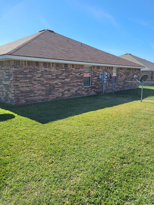 Building Photo - 2805 Alma Dr