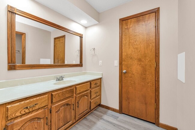 Building Photo - PRE-LEASING! 3 Bed / 2 Bath in south central Springfield