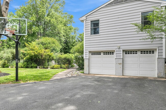 Building Photo - 16 Bingham Hill Cir