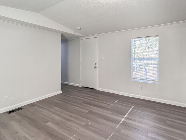 Building Photo - Move-In Ready Home Near Canyon Lake – Fresh Interior, Deck & Detached Garage