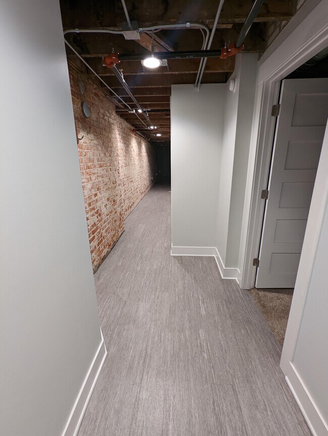 Building Photo - 130 E State St