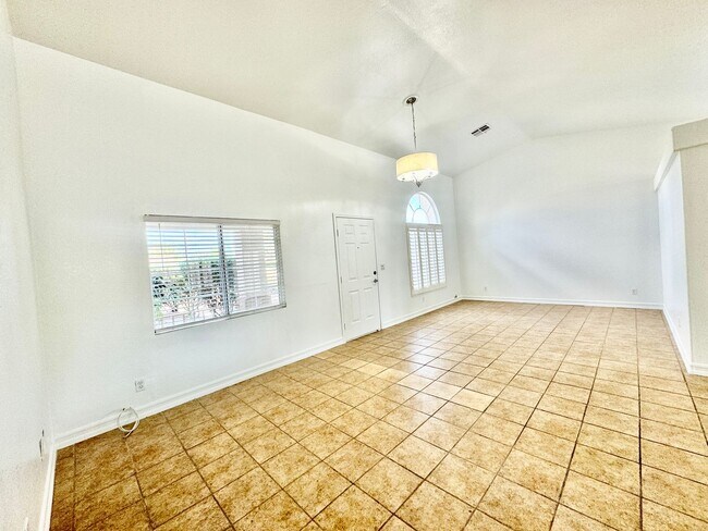 Building Photo - Charming 2 bedroom home in northwest. Very open floorplan.