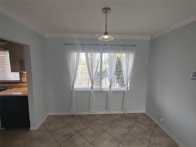 Building Photo - 3030 NE 5th Terrace