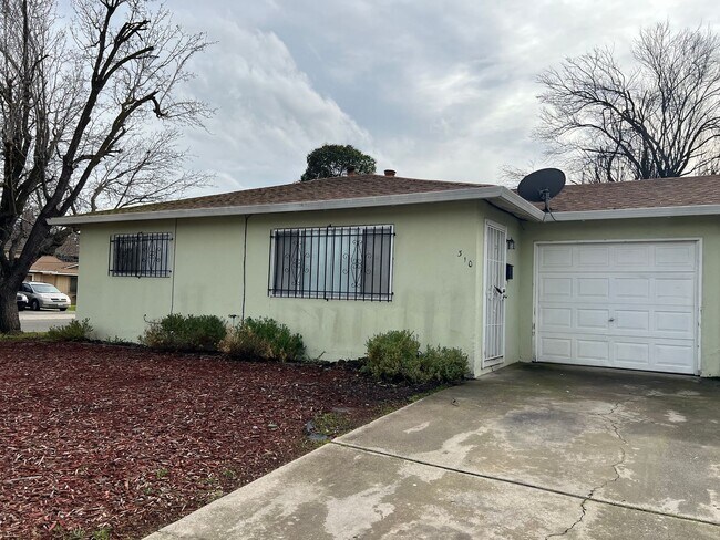 Building Photo - ADORABLE 2 BED DUPLEX WITH NEWER KITCHEN!! - Move-In Special $500 OFF FIRST MONTH'S RENT!!