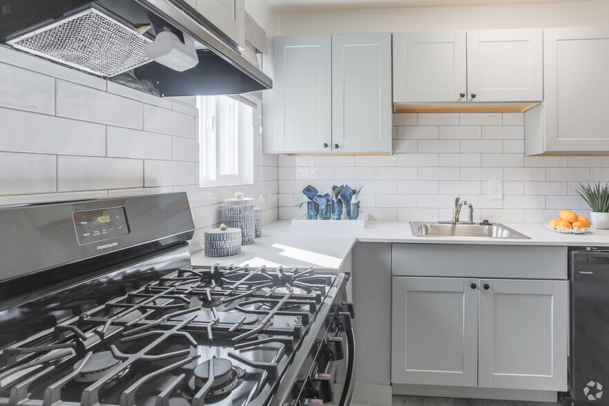 Primary Photo - Hampton Apartments