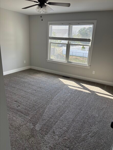 Master BR - 1013 Oakmont Ln
