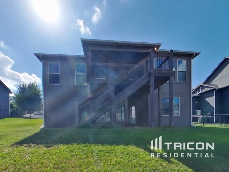 Building Photo - 1029 NE Copperwood Dr