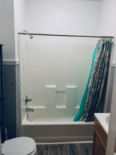 Building Photo - 2124 Queen St