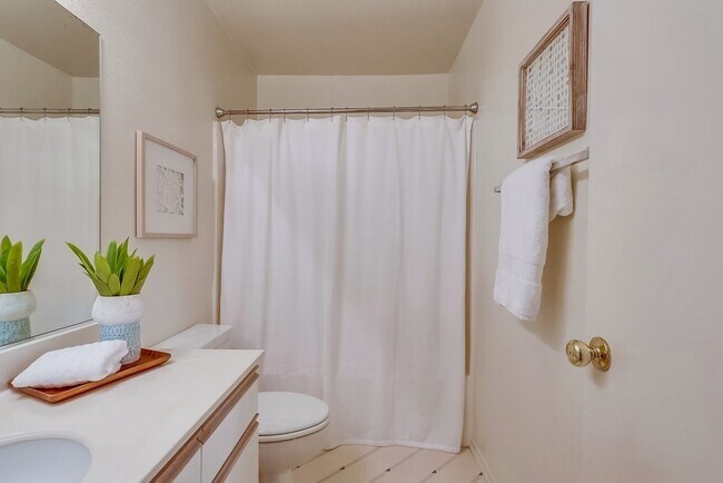 Building Photo - Beautiful Aliso Viejo Condo in the Seagate Colony-2/2