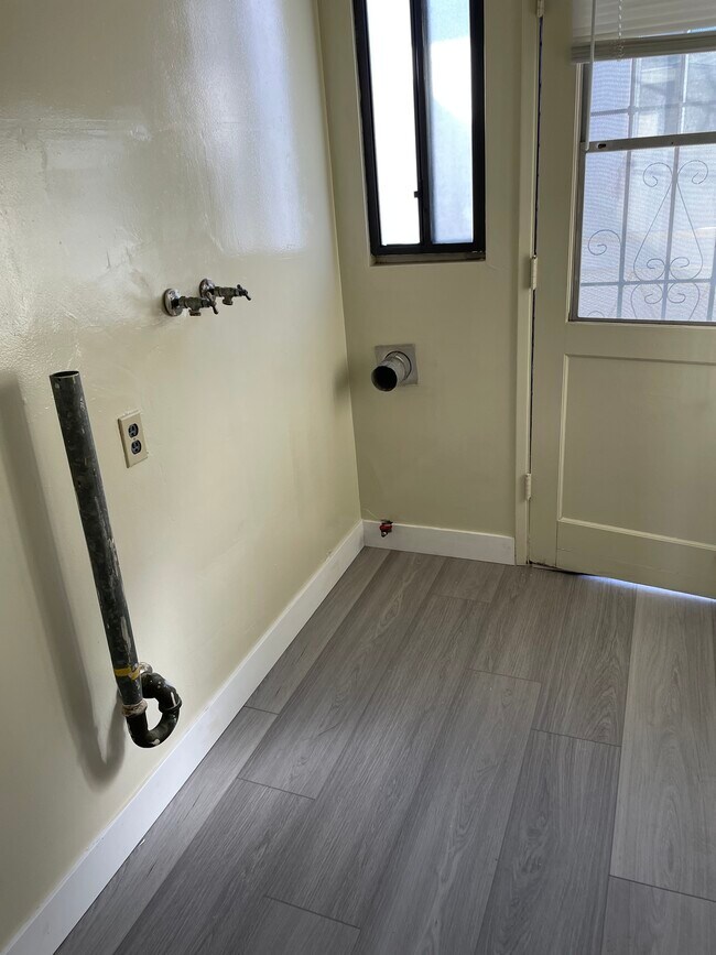 laundry room go out to back yards - 25219 Loytan St
