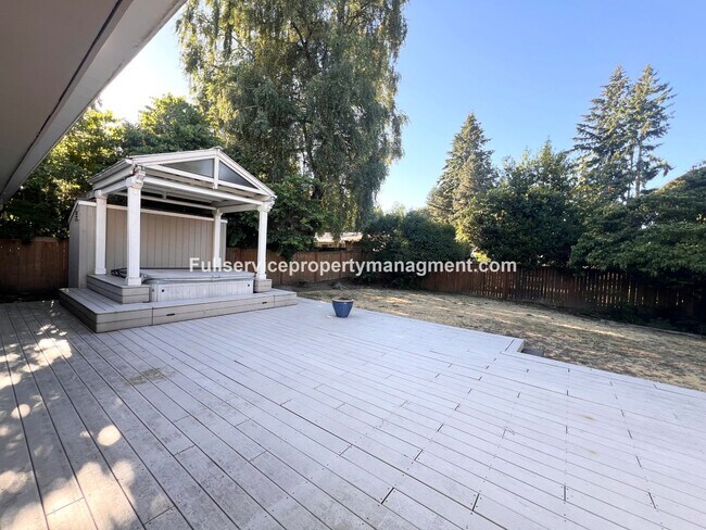 Building Photo - Beautiful Mercer Island Home with Private Hot Tub Pavillion & Spacious Floor Plan
