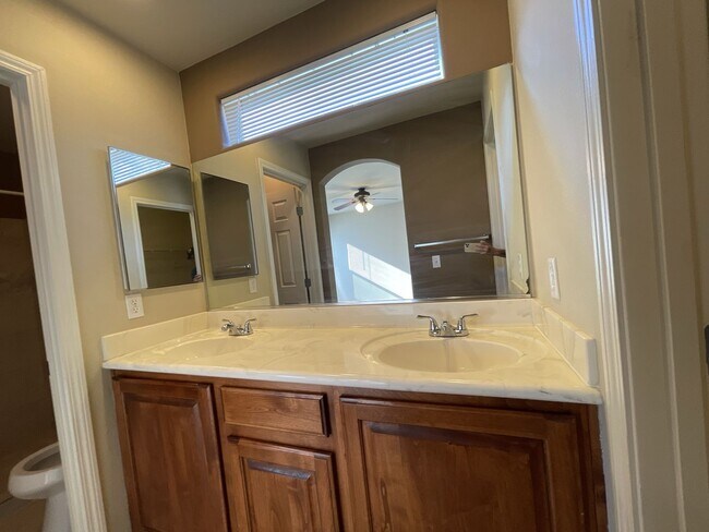 Building Photo - Spacious 3-Bedroom Home in the Northwest L...