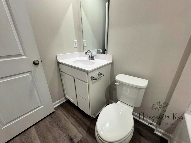 Building Photo - New 3 bed 2.5 bath Townhouse in Forestbrook