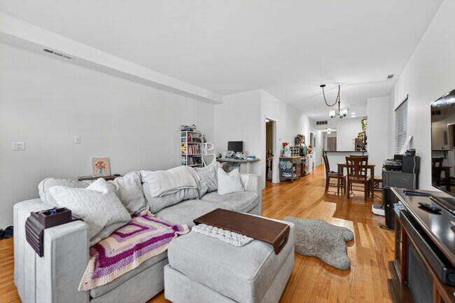 Building Photo - 3115 N Oakley Ave