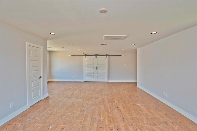 Building Photo - 1700 Durham Dr