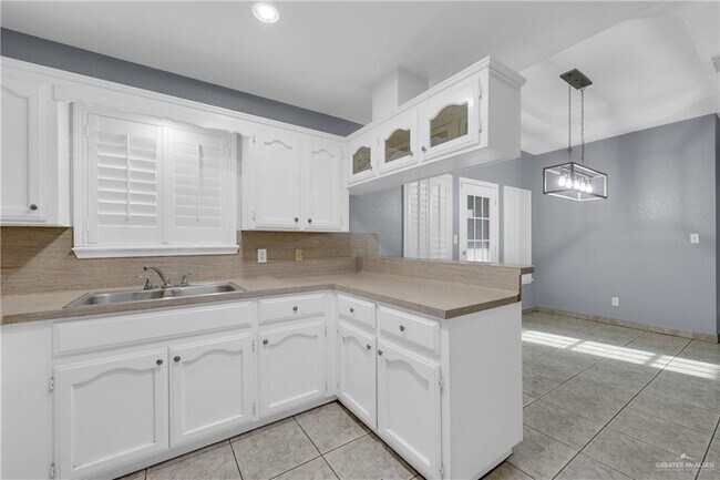 Building Photo - 7538 Camelot Dr