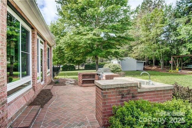 Building Photo - 8005 Weddington Downs Dr
