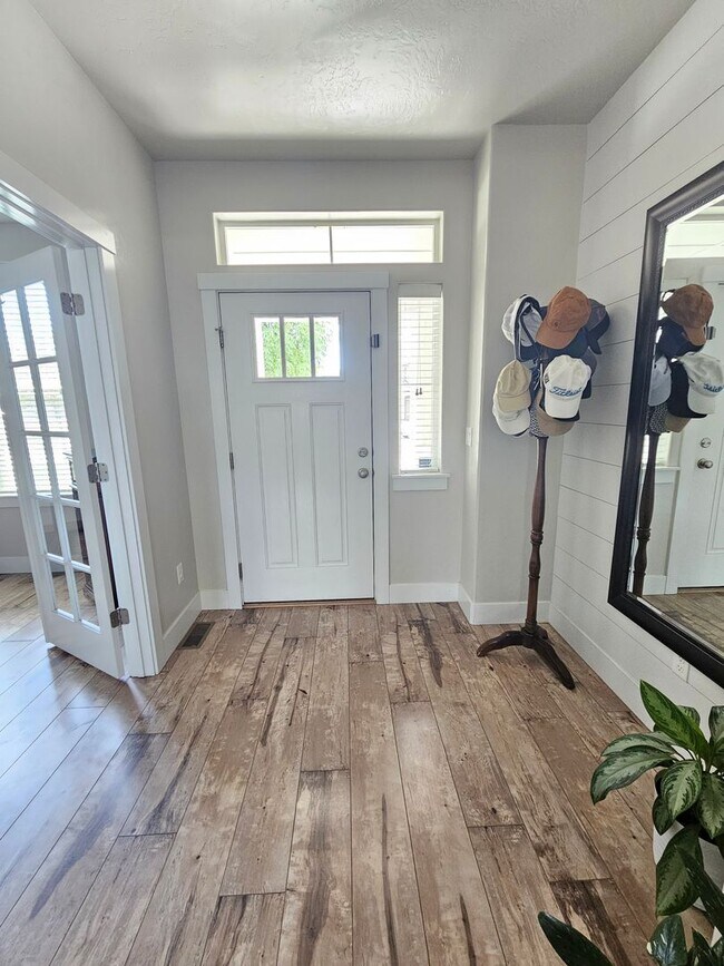 Building Photo - Ready now this beautiful 3 Bedroom Upscale...