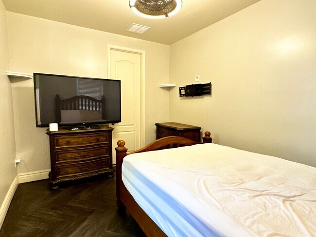 Building Photo - HIGHLY DESIRABLE AND SPACIOUS HOME FULLY EQUIPPED WITH SOLAR PANELS + LANDSCAPING INCLUDED