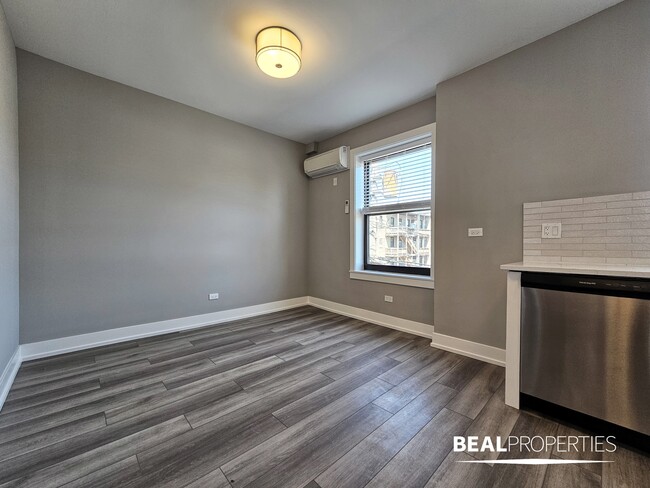 Building Photo - 3943 N Janssen Ave