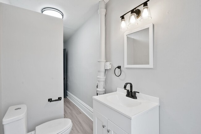 Building Photo - 3 bedroom 2 bath - newly updated, central air, GREAT LOCATION