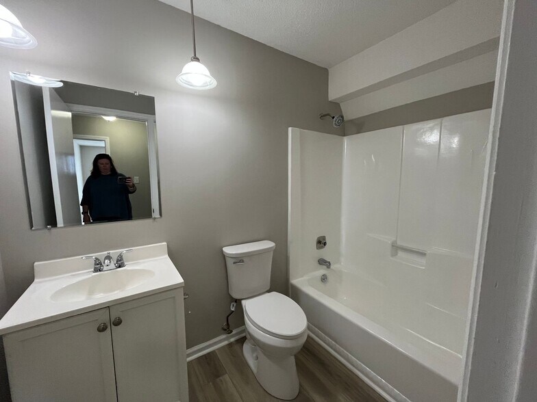 Building Photo - 142 Goshen Rd