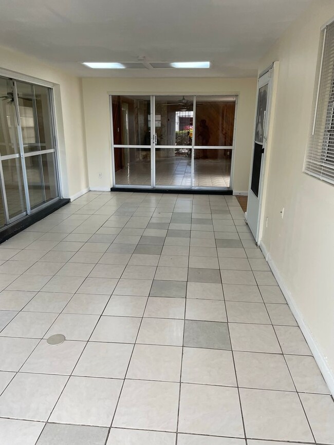Building Photo - Large 3 Bedroom 2 Pool Home in Daytona Beach!