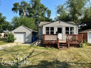 Building Photo - Charming 2 Bedroom 1.5 Bathroom now availa...