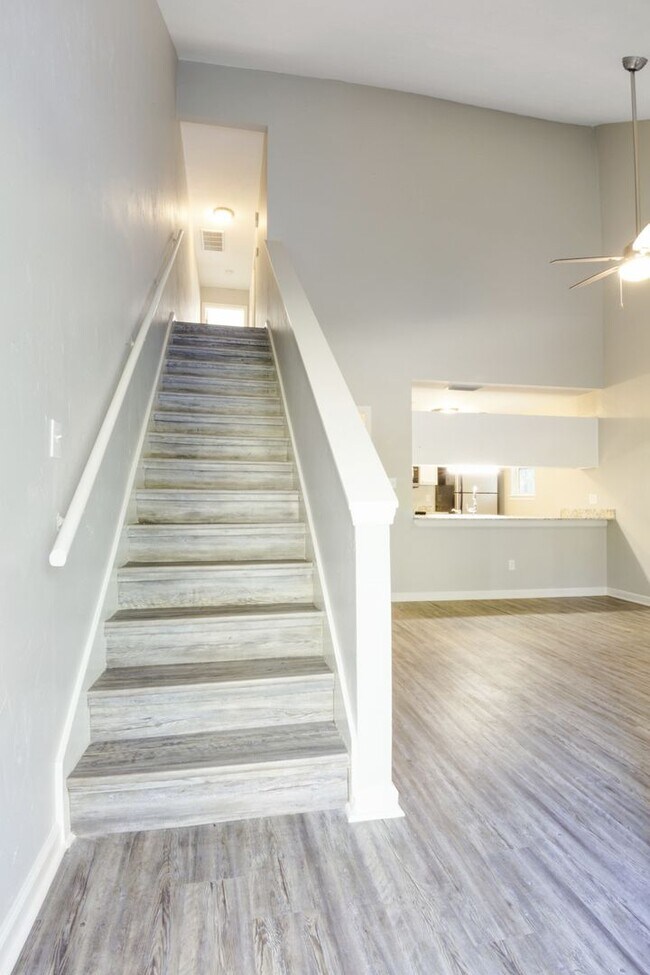 Building Photo - 3BR/3BA townhome with new painting and sta...