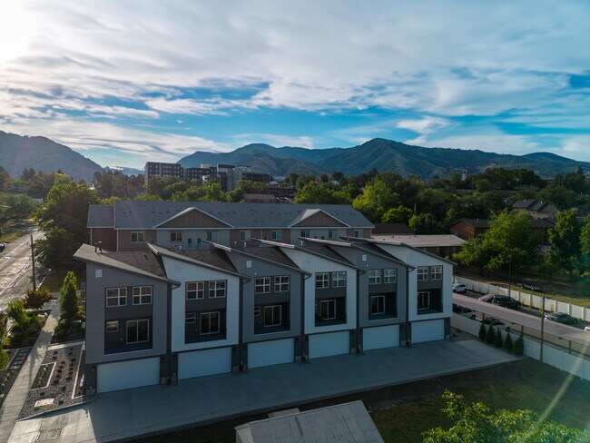 Building Photo - The Savvy Six