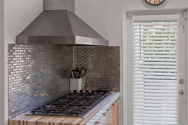 Building Photo - 5830 Pine Tree Dr