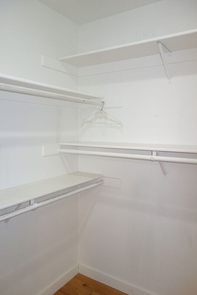 Building Photo - Charming 2 Bedroom in Heart of Downtown