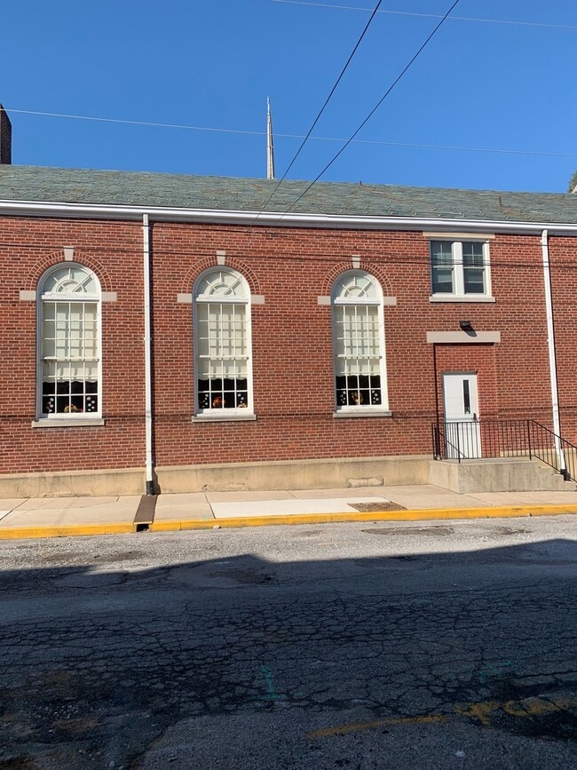 Building Photo - Spacious 4 Bedroom 1.5 Bath, 2 Car Garage-...